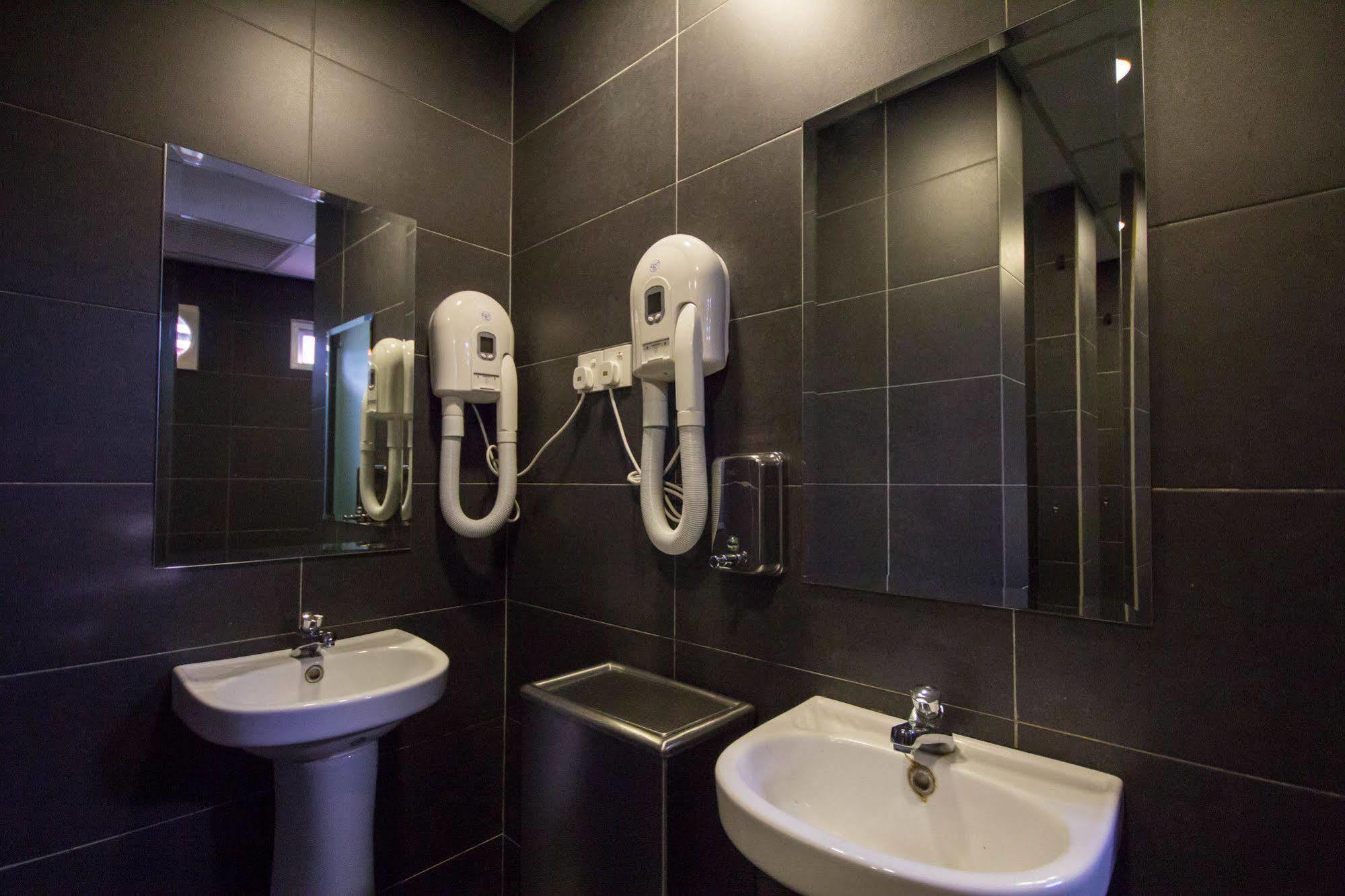 M Qube Hotel Sungai Dua Bukit Exterior photo